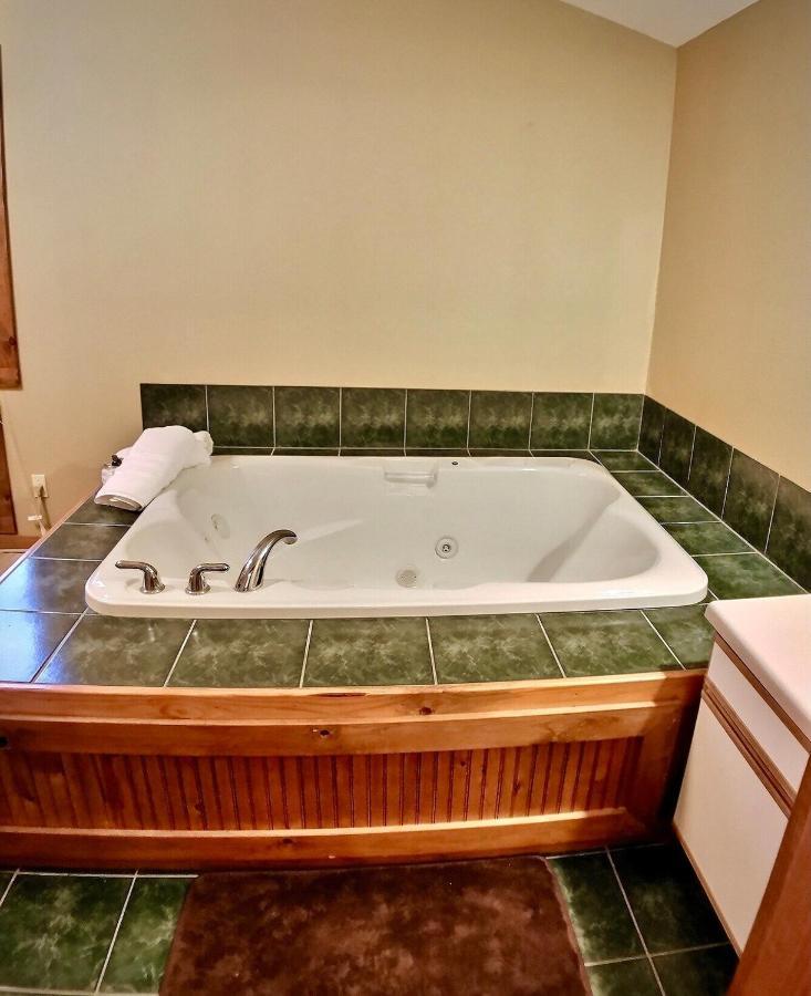Cedar Creek Cabins #1 - Giant Spa Tub, Large Wooded Porch, Full Kitchen, 1 Bedroom Eureka Springs Exterior foto